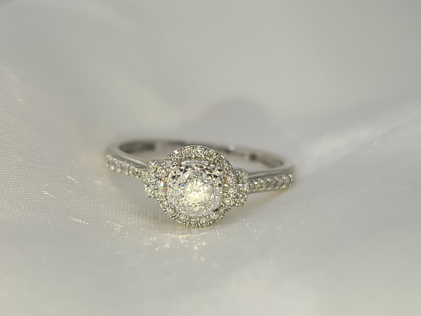 Pre-Owned 9 carat gold 0.33 carat natural diamond engagement ring