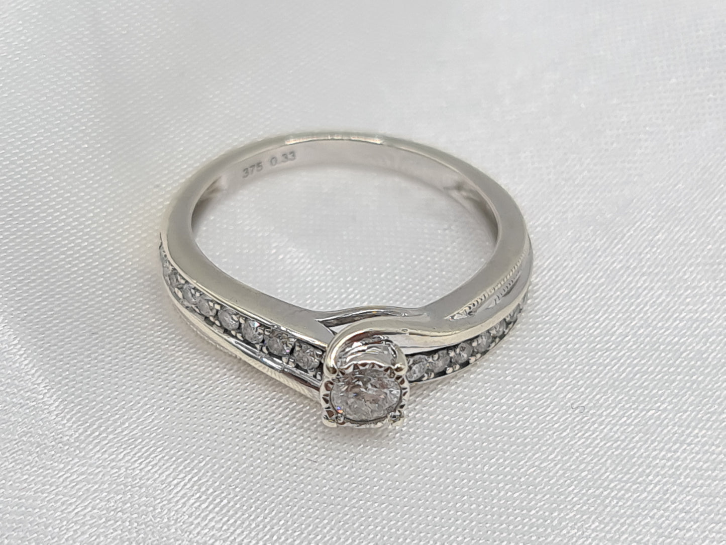 Pre-Owned 9 carat gold 0.33 carat diamond Engagement ring RRP £1,299