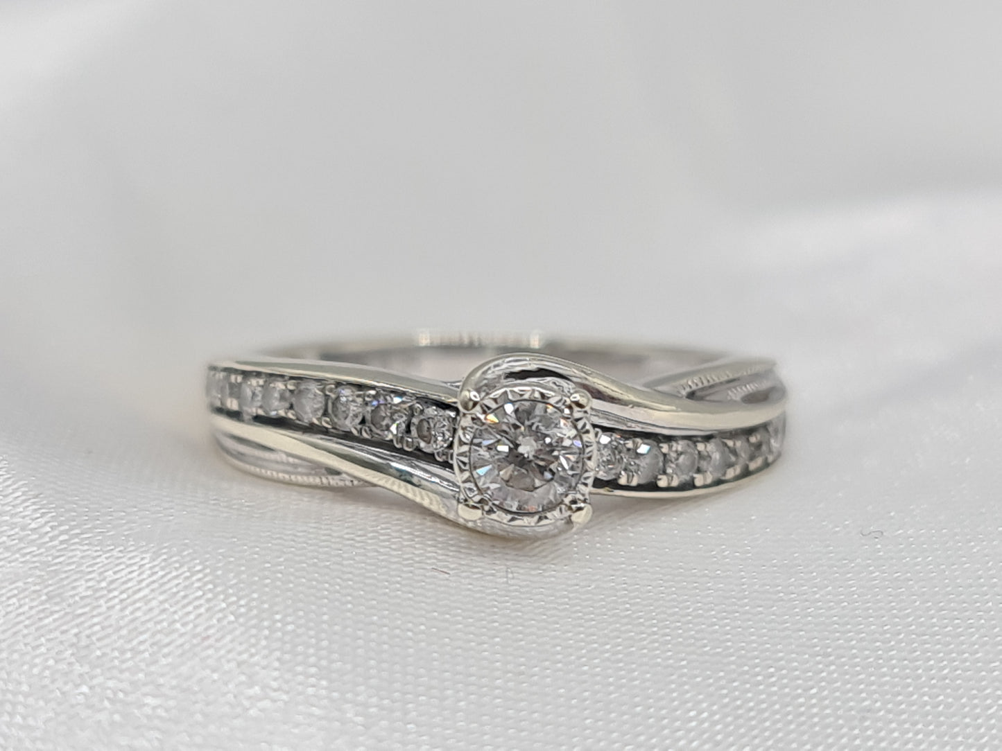 Pre-Owned 9 carat gold 0.33 carat diamond Engagement ring RRP £1,299