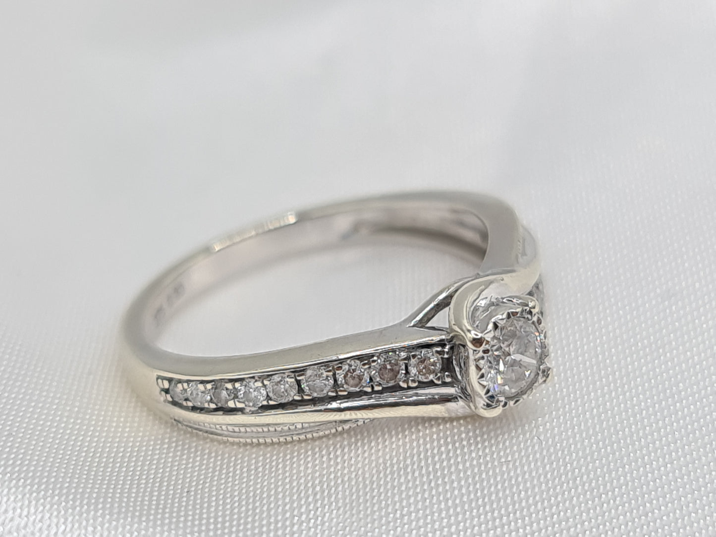 Pre-Owned 9 carat gold 0.33 carat diamond Engagement ring RRP £1,299