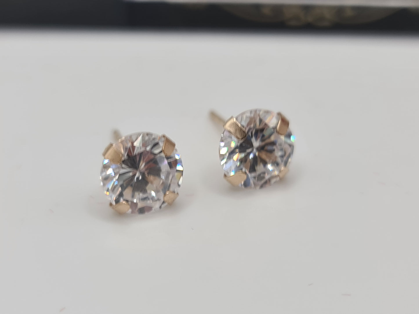 Brand new 9 carat Gold Round Cz Studs