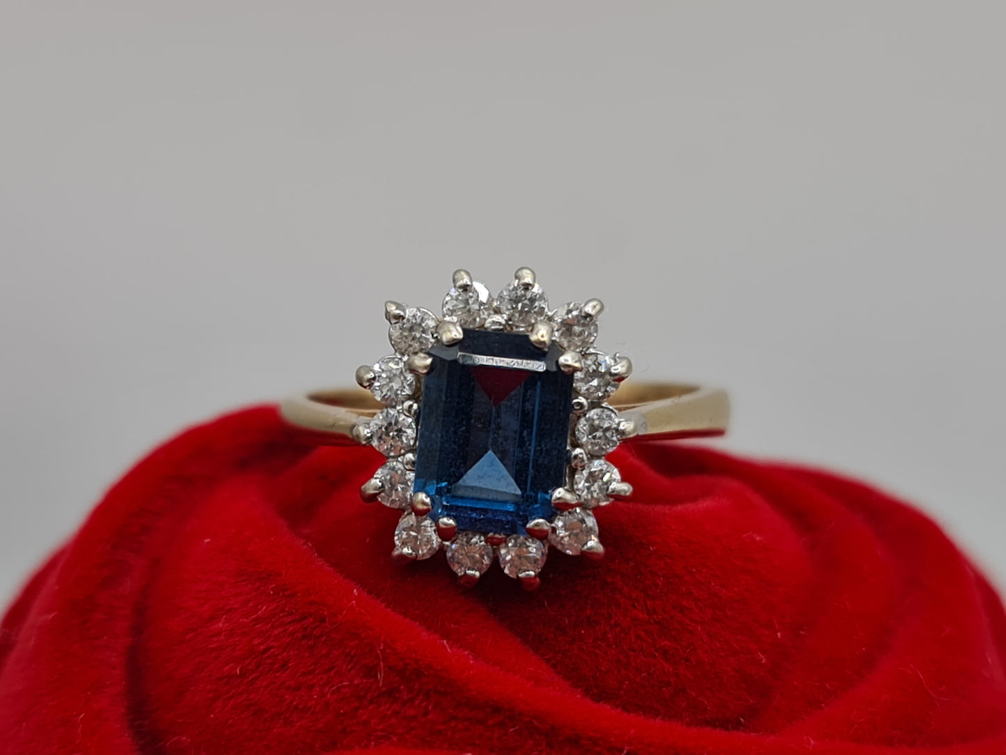 9 carat gold Pre-Owned blue stoneset cluster ring size P