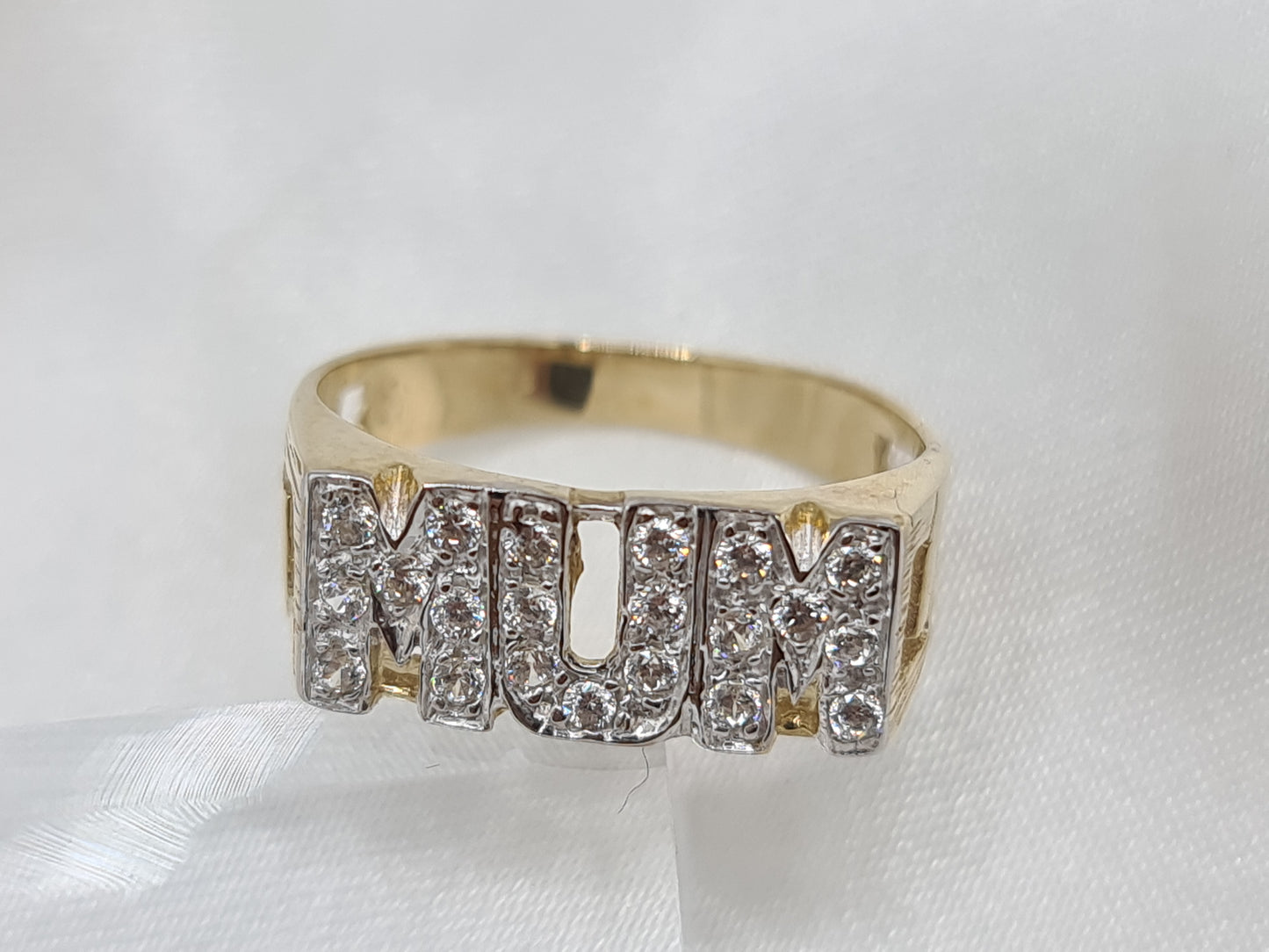 9 carat gold with cz stoneset "MUM" ring Brand New Size Q