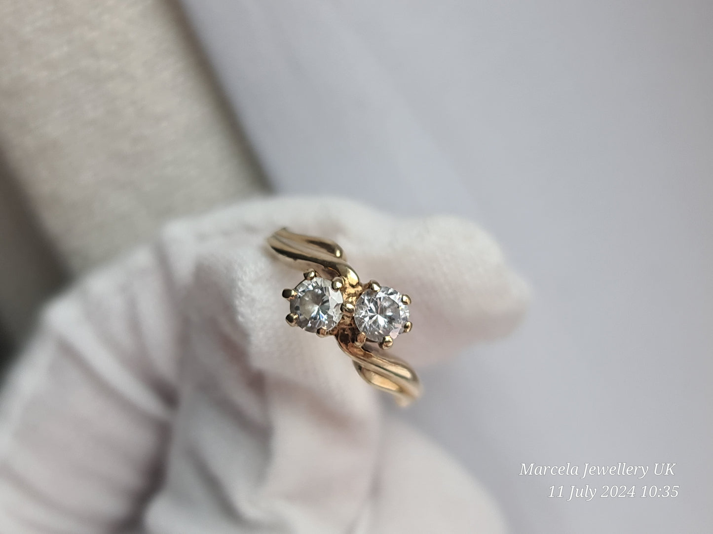 9 carat twist gold ring cz stones