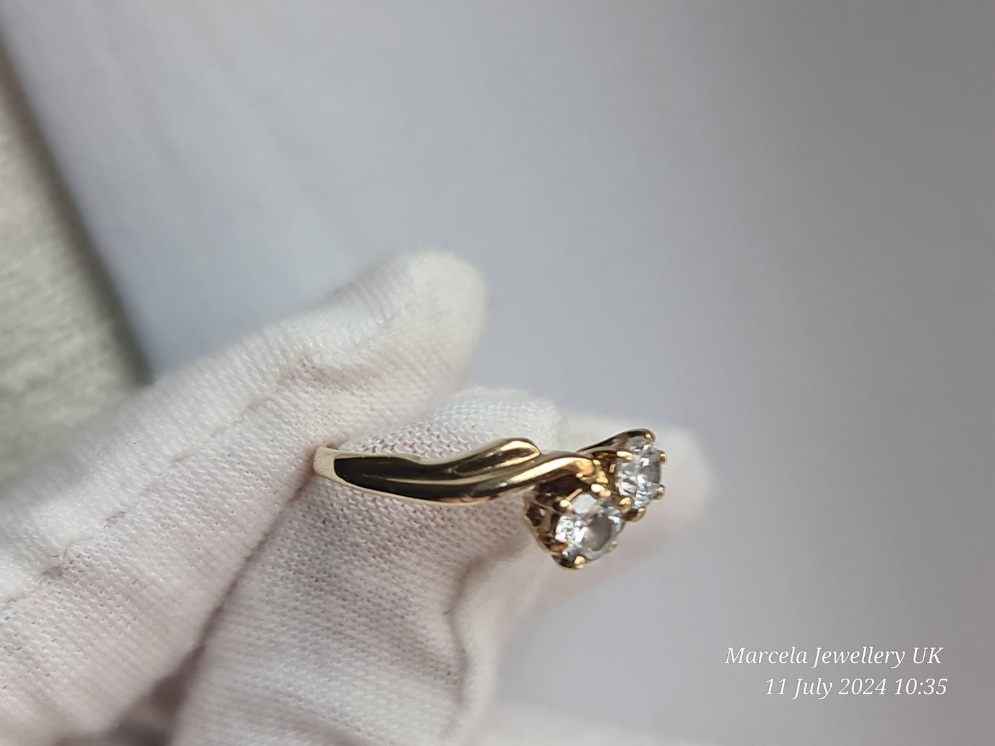 9 carat twist gold ring cz stones