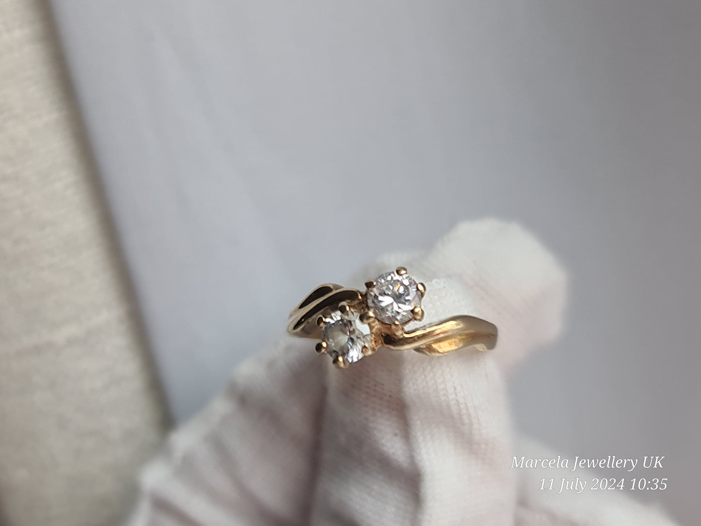 9 carat twist gold ring cz stones