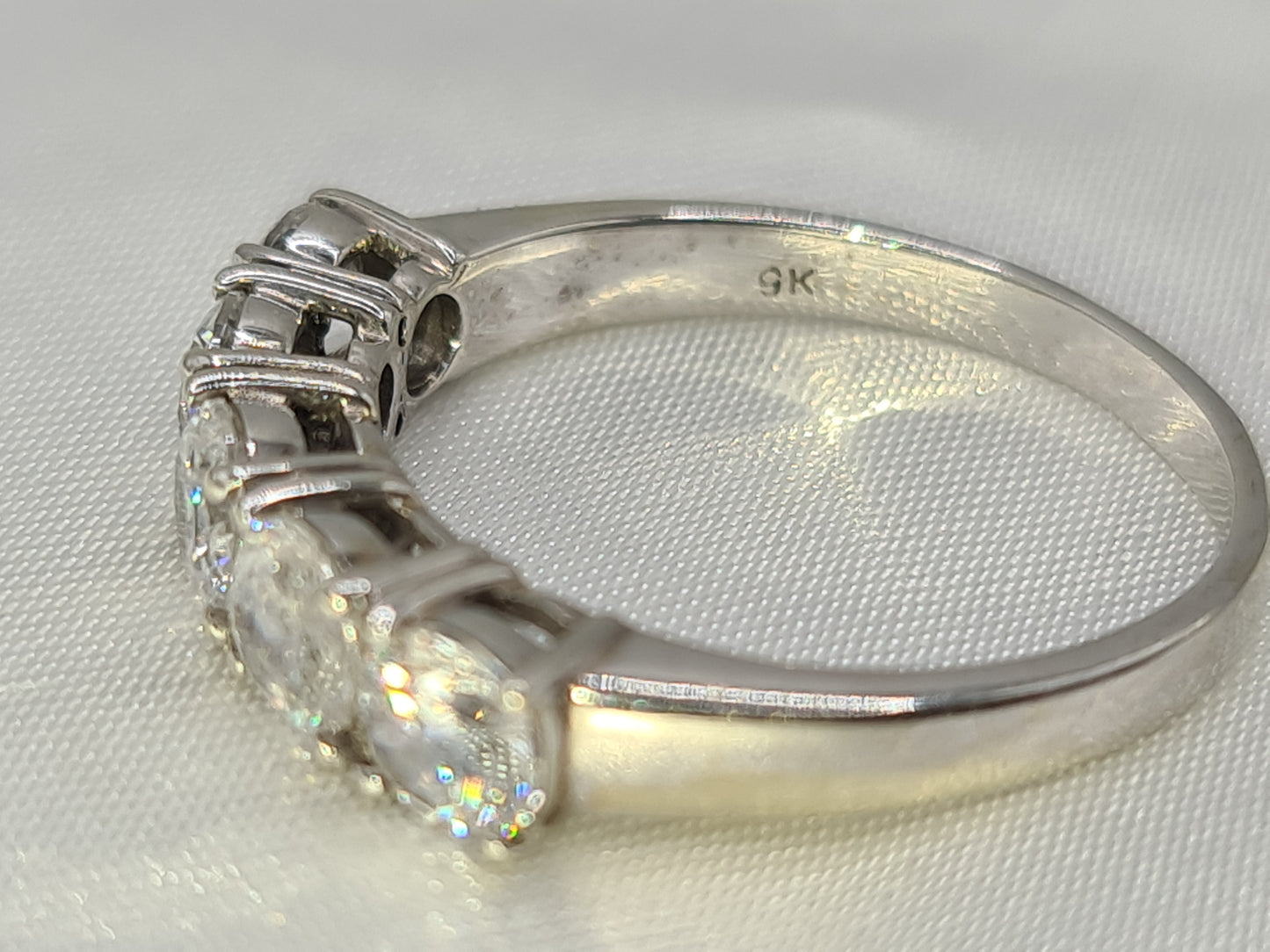 Pre-Owned 9 carat white gold ring 5 cz stones