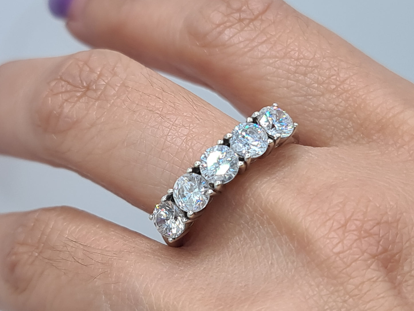 Pre-Owned 9 carat white gold ring 5 cz stones