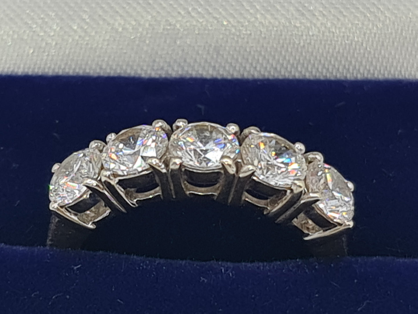 Pre-Owned 9 carat white gold ring 5 cz stones