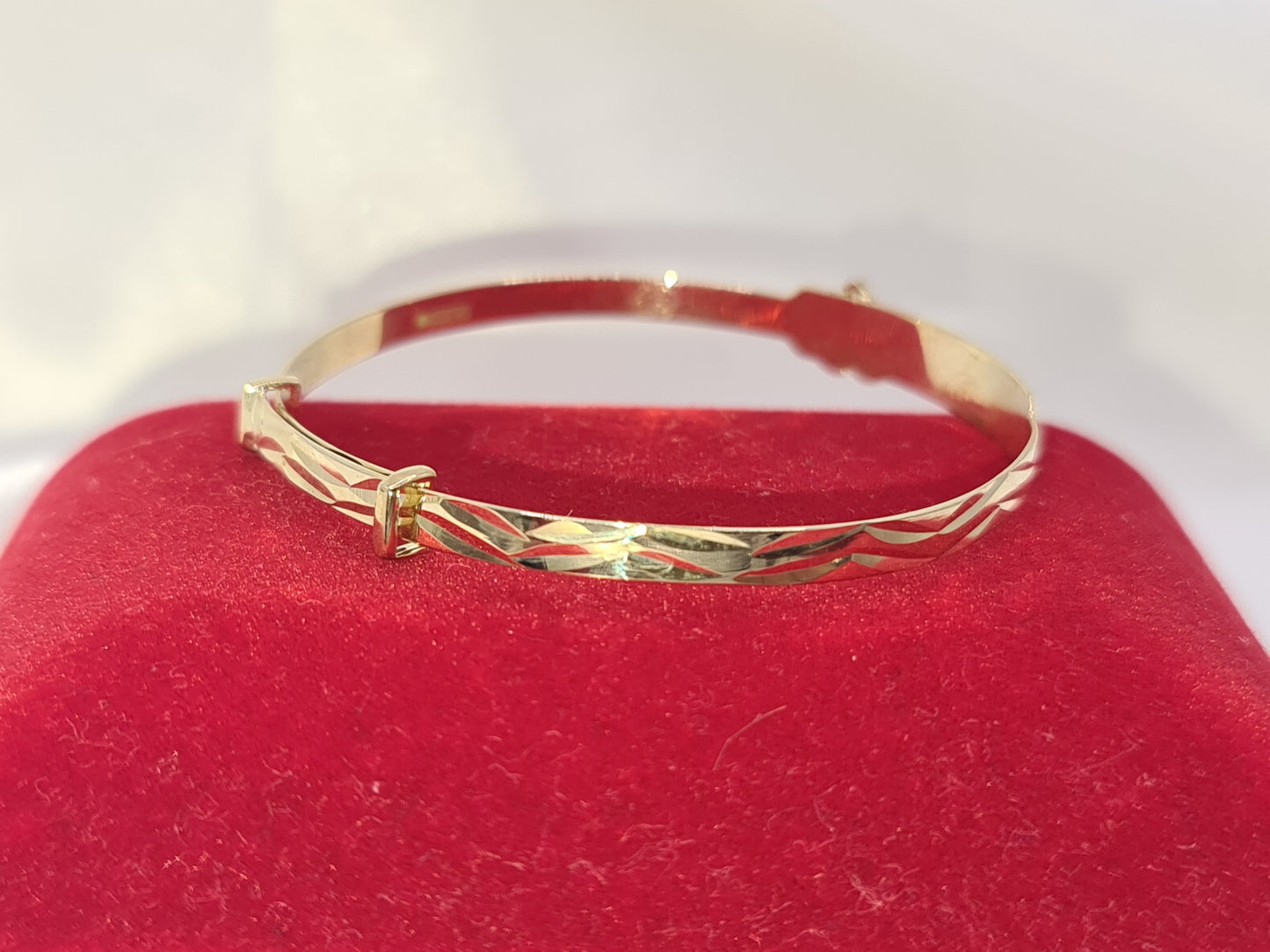 Brand new 9carat gold baby /kids expandable bangle