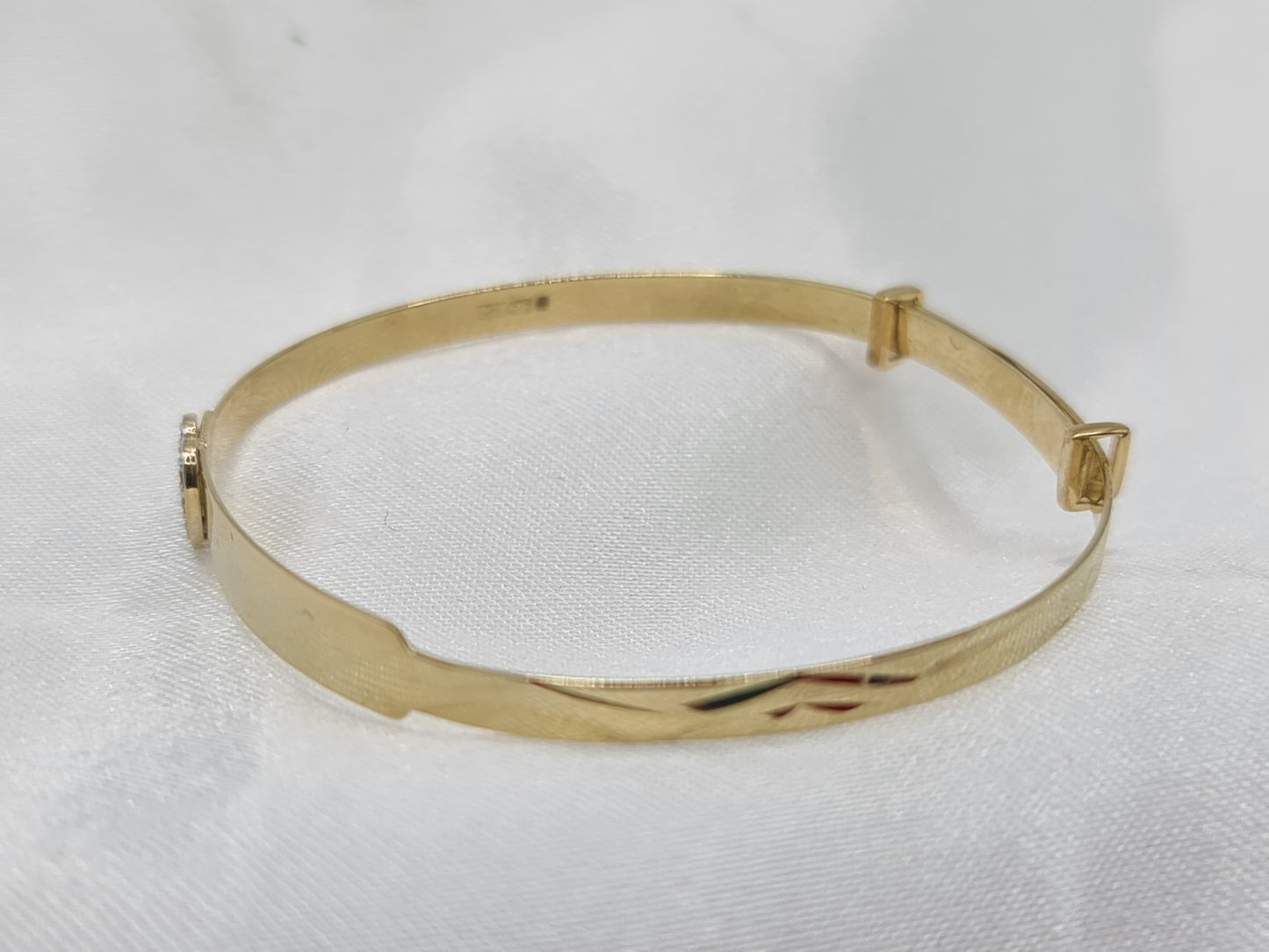 Brand new 9carat gold baby /kids expandable bangle