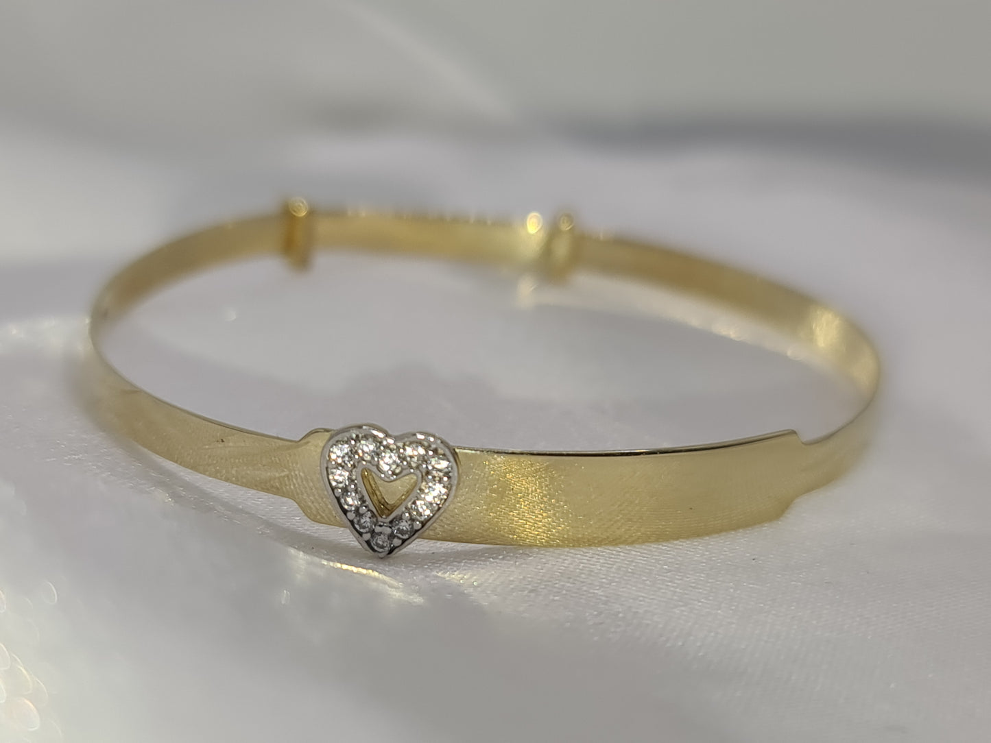 Brand new 9carat gold baby /kids expandable bangle