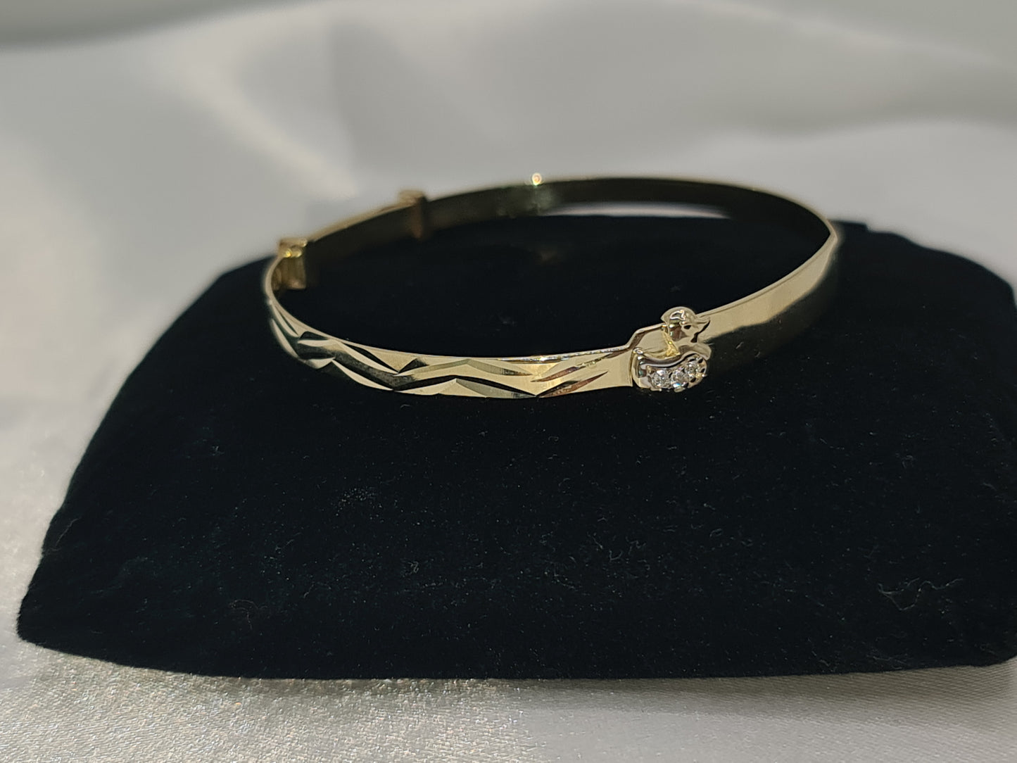 Brand new 9ct gold baby/kids expandable bangle