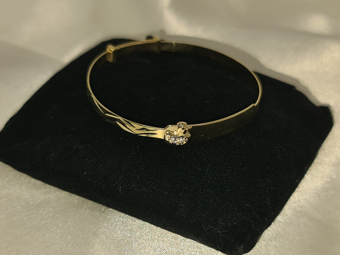 Brand new 9ct gold baby/kids expandable bangle