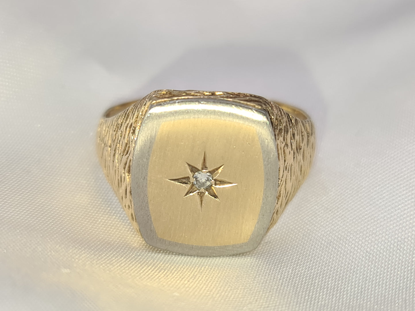 9 carat gold Pre-Owned Signet ring with DIA