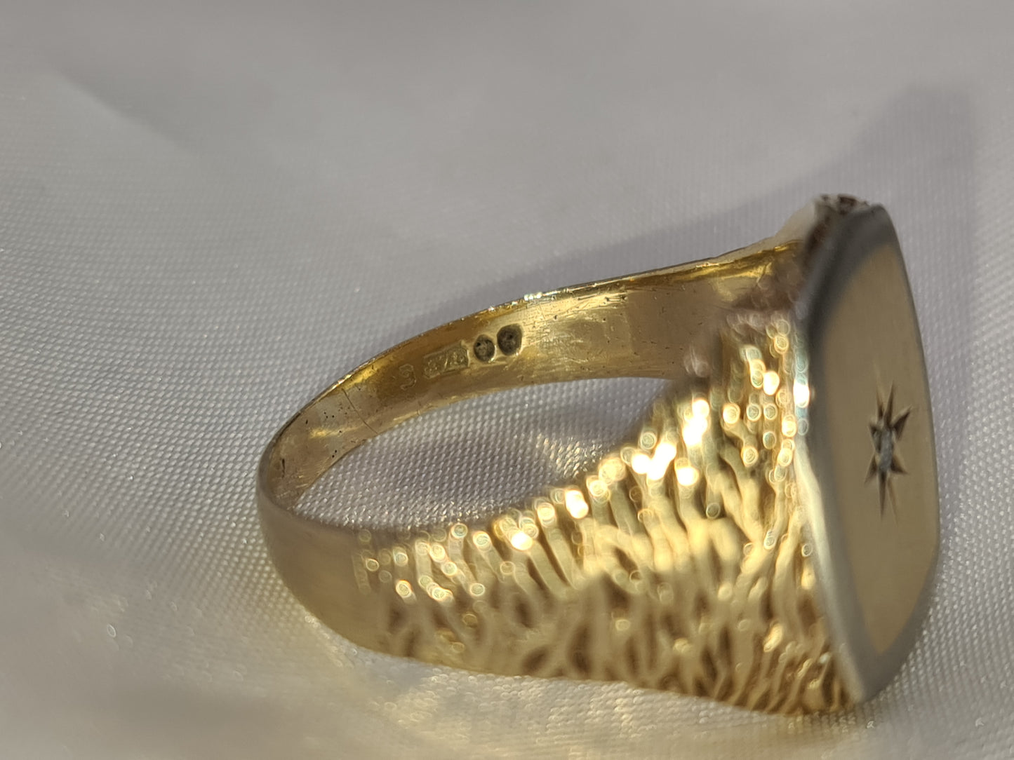 9 carat gold Pre-Owned Signet ring with DIA