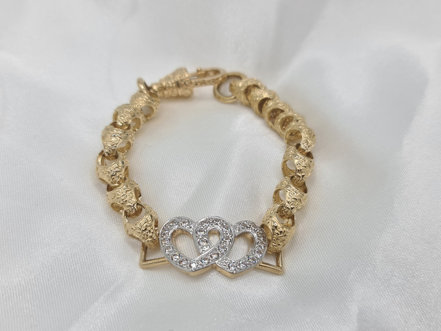 Brand new 9 carat gold Acorn and Hearts cz Bracelet 7 inch