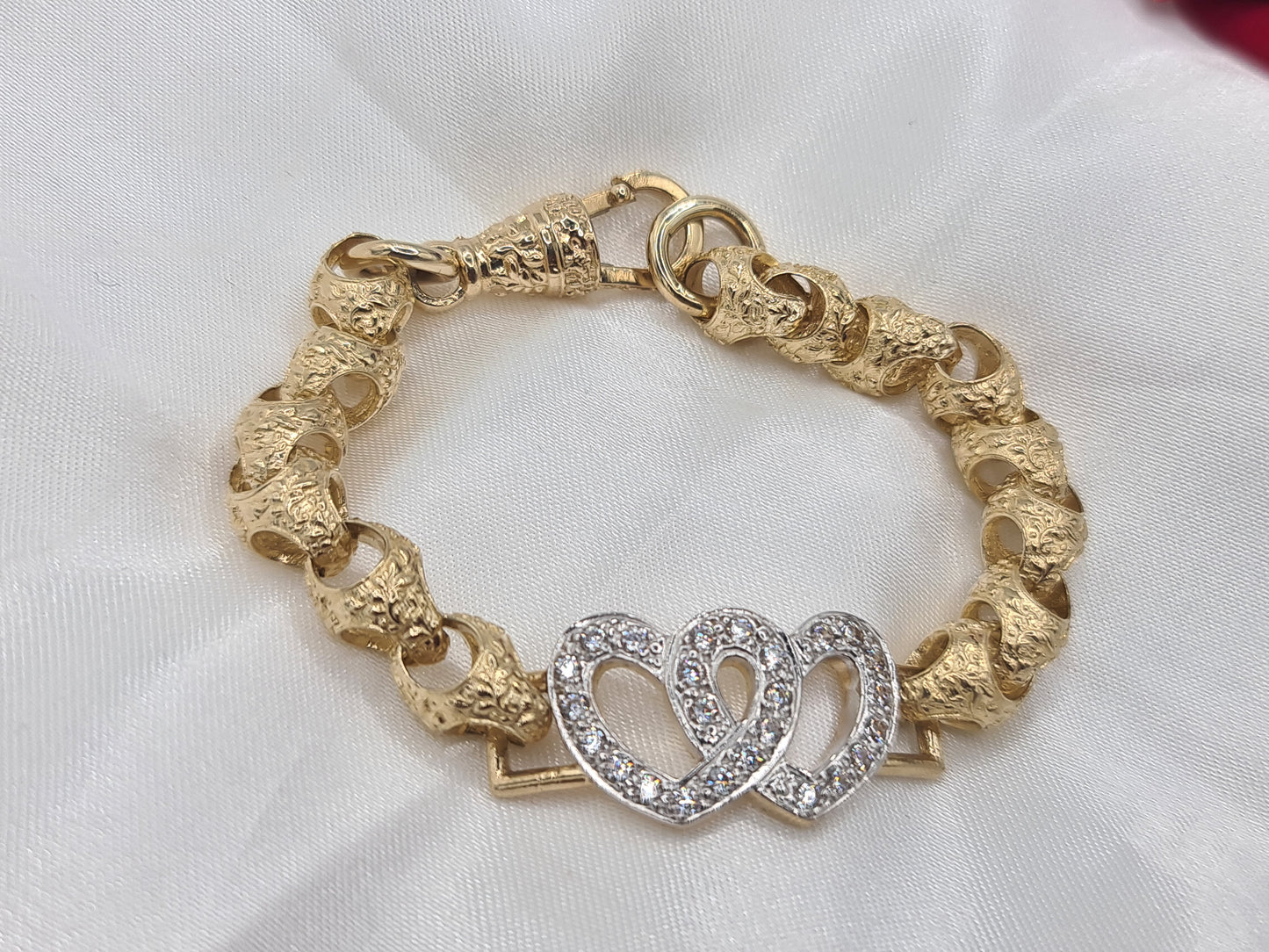 Brand new 9 carat gold Acorn and Hearts cz Bracelet 7 inch