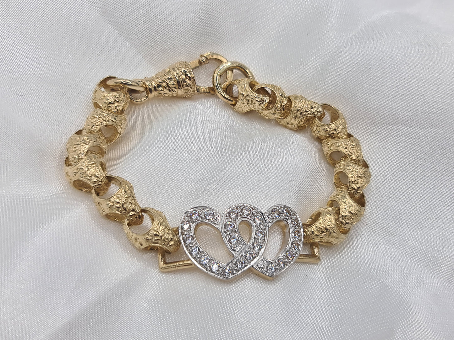 Brand new 9 carat gold Acorn and Hearts cz Bracelet 7 inch