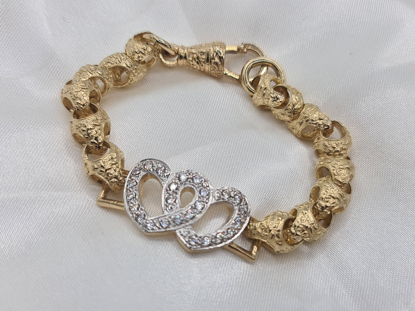 Brand new 9 carat gold Acorn and Hearts cz Bracelet 7 inch